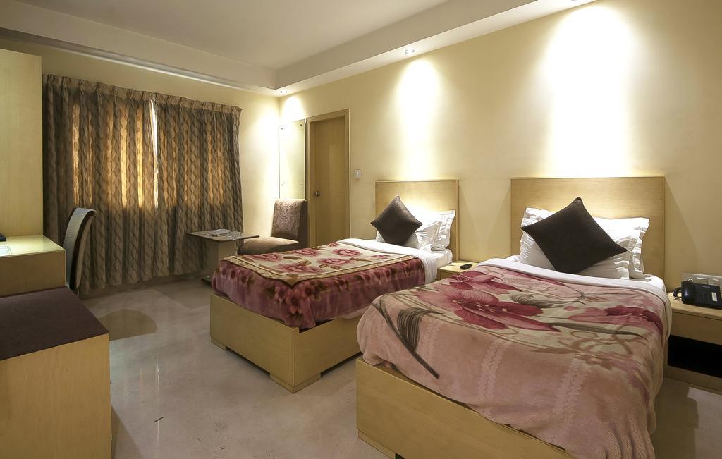 Mayur Hotel Neu-Delhi Exterior foto