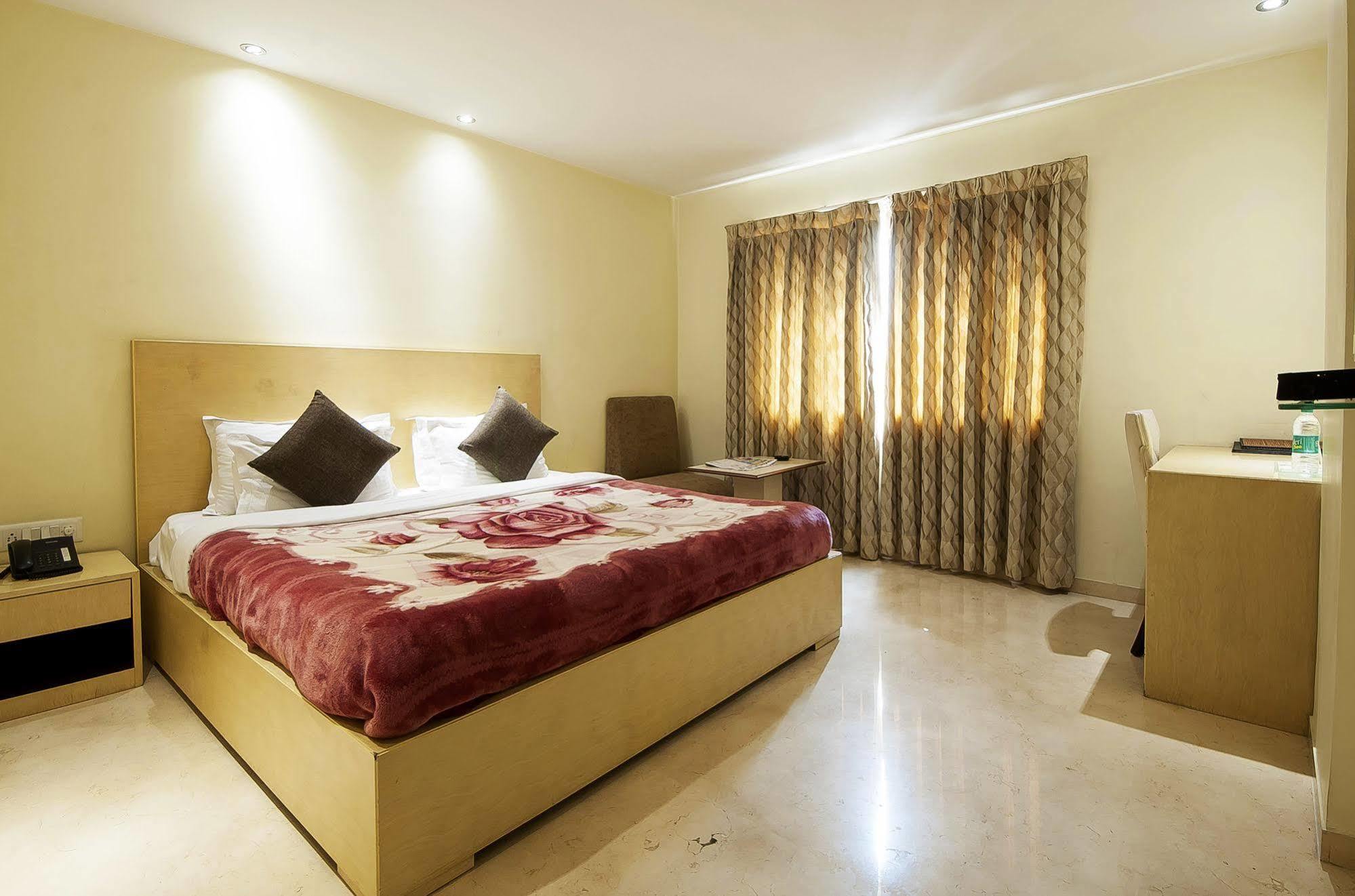 Mayur Hotel Neu-Delhi Exterior foto